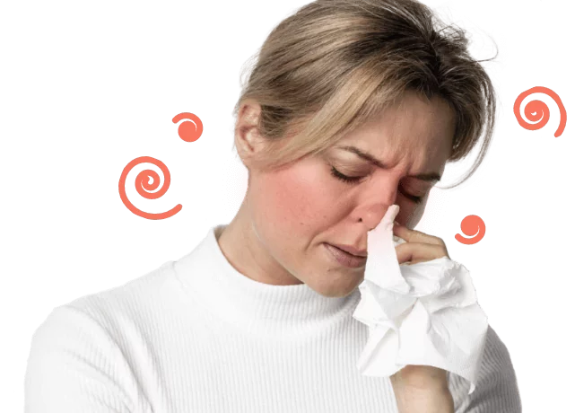Zaczerwieniona kobieta wyciera nos, cierpi na zapalenie zatok